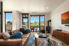 Fernseher, Kamin, Stereoanlage, Arbeitsbereiche