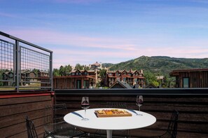 Outdoor dining - Luxury Townhome with Rooftop Spa and Firepit (Steamboat Springs)