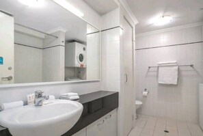 Secador de cabelo, toalhas de banho, sabonete, shampoo