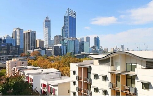 Lovely one bedroom city apartment with pool, free parking, gym, walk to the city