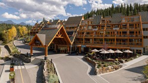 Eine Lodge mit mehreren Etagen, Außenbereich zum Sitzen und einem markanten Eingang mit der Aufschrift "CANOE".
