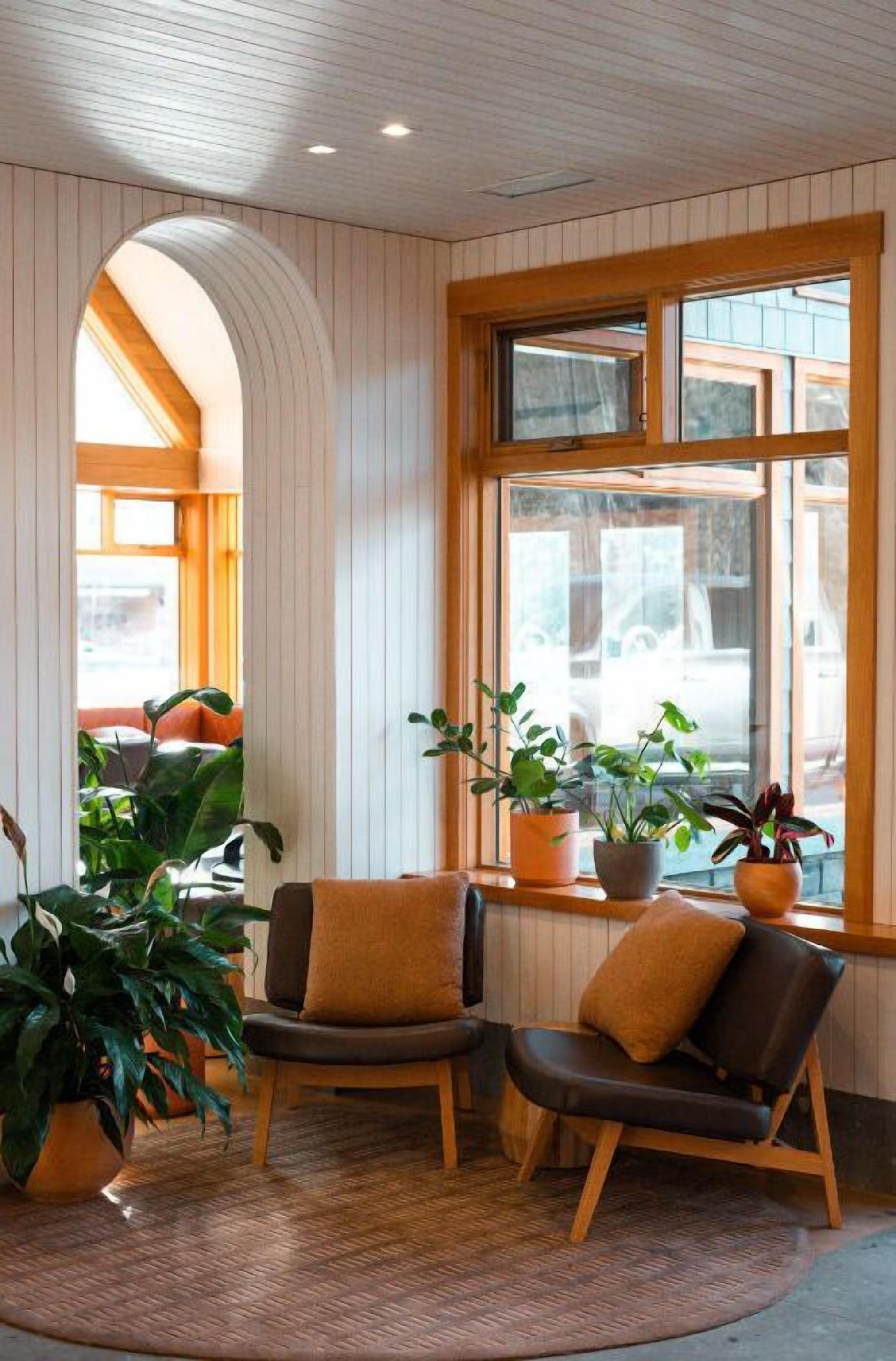 Spacious Suite W/ Fireplace + Balcony | Central - Banff