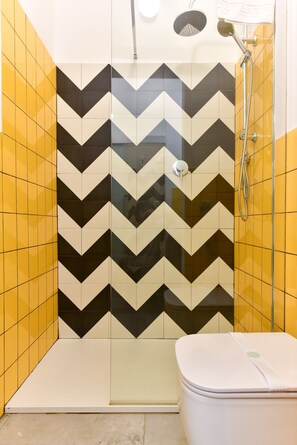 Een douche, een haardroger, handdoeken