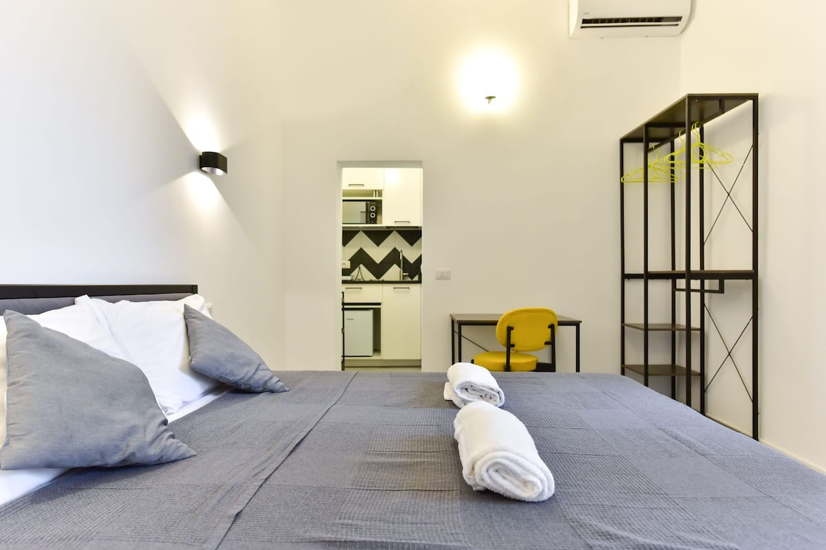 1 kamar tidur, didekorasi berbeda-beda, dan meja kerja