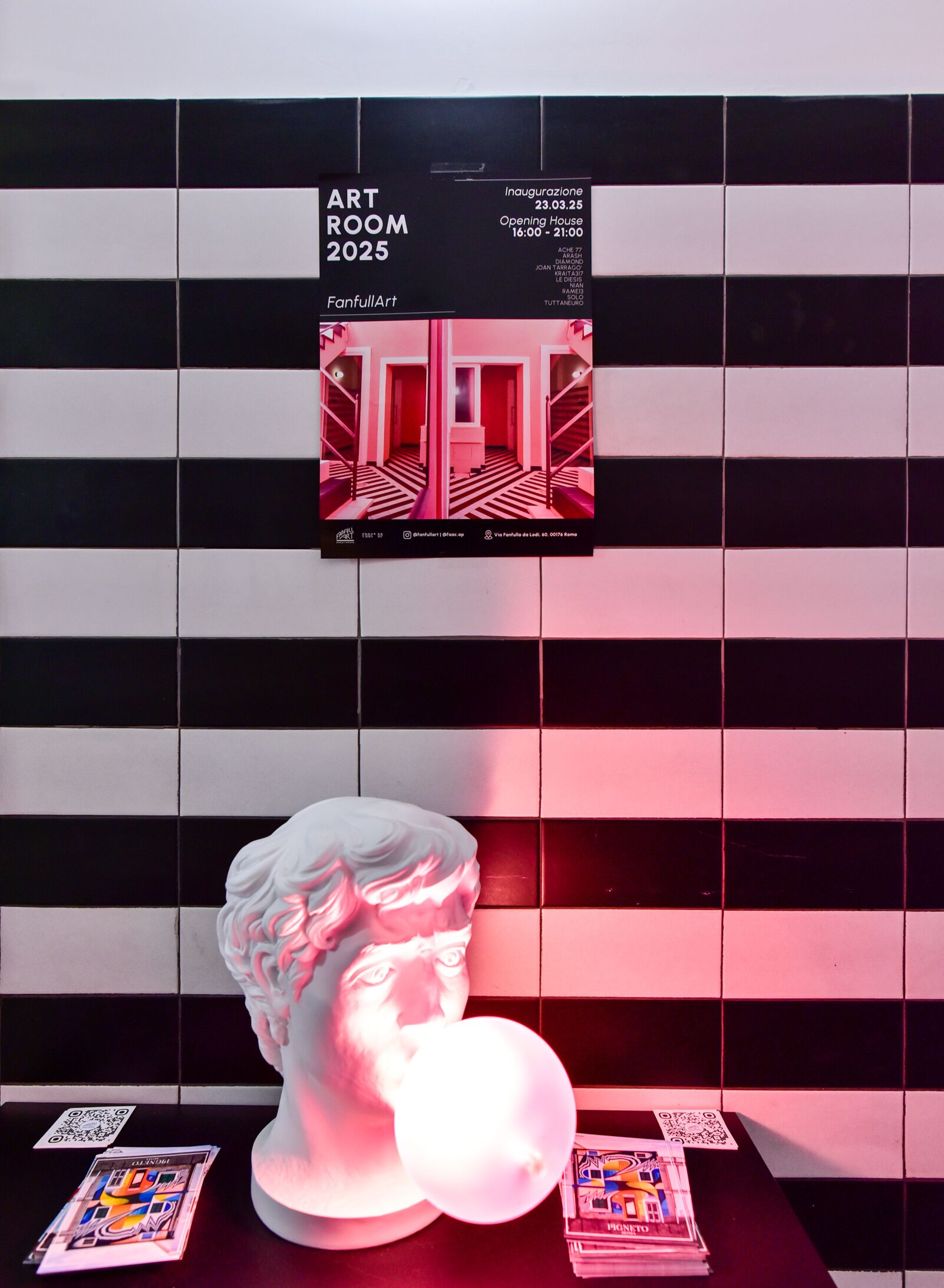 Um cartaz promocional para ART ROOM 2025, com três códigos QR num fundo de parede com azulejos preto e branco.