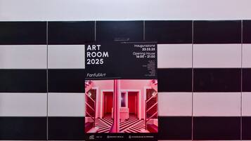 Um cartaz promocional para ART ROOM 2025, com três códigos QR num fundo de parede com azulejos preto e branco.