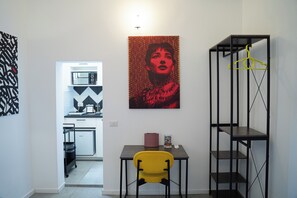 Individually decorated, desk, laptop workspace, free WiFi - FanfullArt (Rome)
