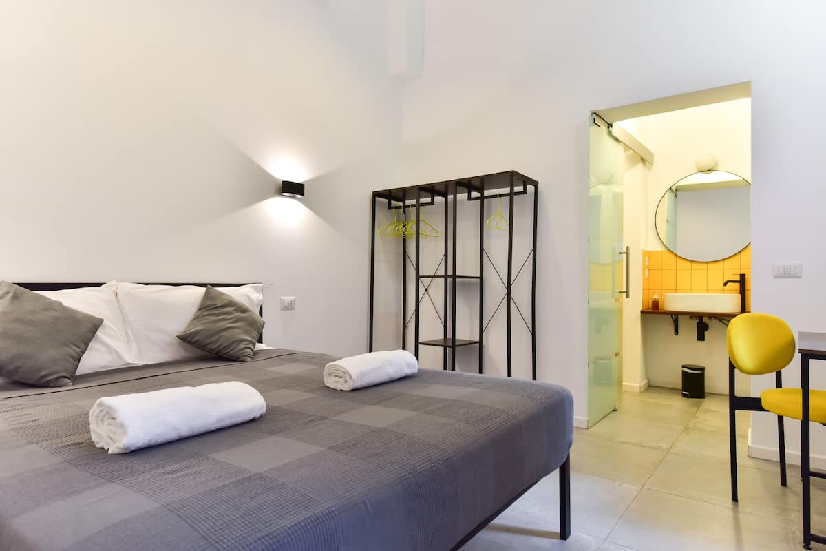 1 kamar tidur, didekorasi berbeda-beda, dan meja kerja