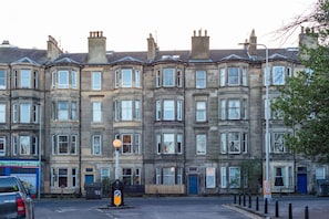 Exterior - Cosy 2-bedroom Edinburgh flat close to city centre with great transport links! (Edinburgh)