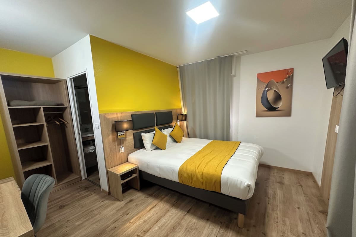 Double Room | Desk, free WiFi, bed sheets