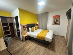 Escritorio, wifi gratis y ropa de cama 