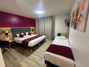 Triple Room | Desk, free WiFi, bed sheets - NOROTEL (Brumath)