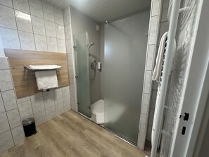 Doppelzimmer | Badezimmer | Dusche, Haartrockner, Handtücher, Seife
