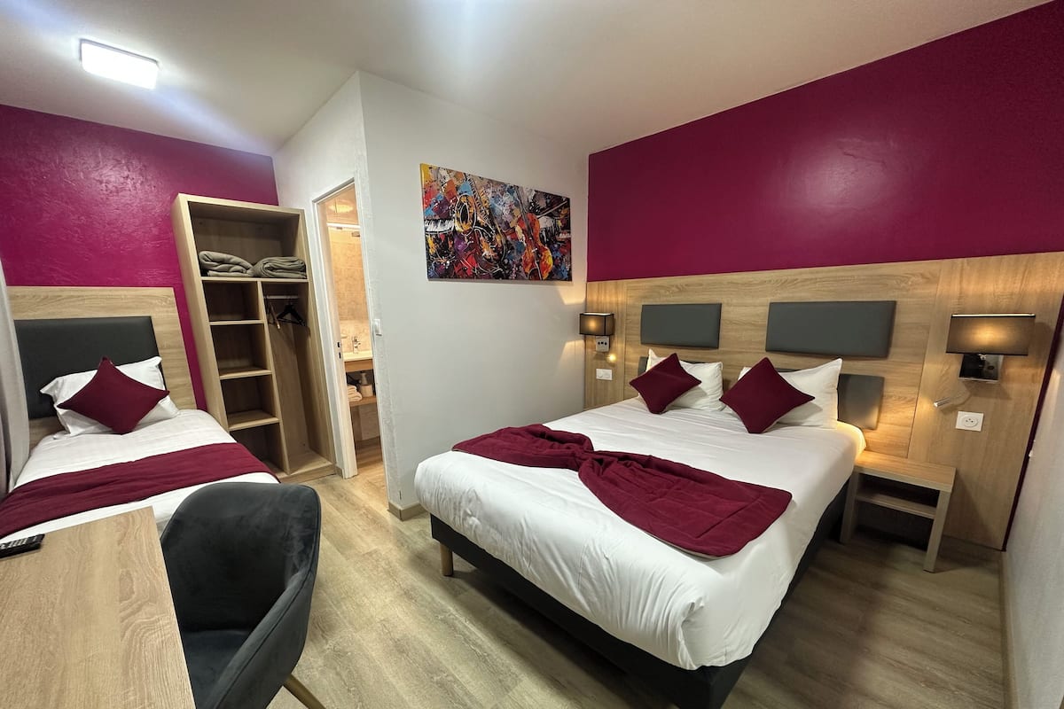 Triple Room | Desk, free WiFi, bed sheets
