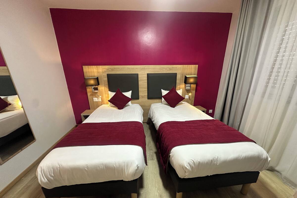 Twin Room | Desk, free WiFi, bed sheets