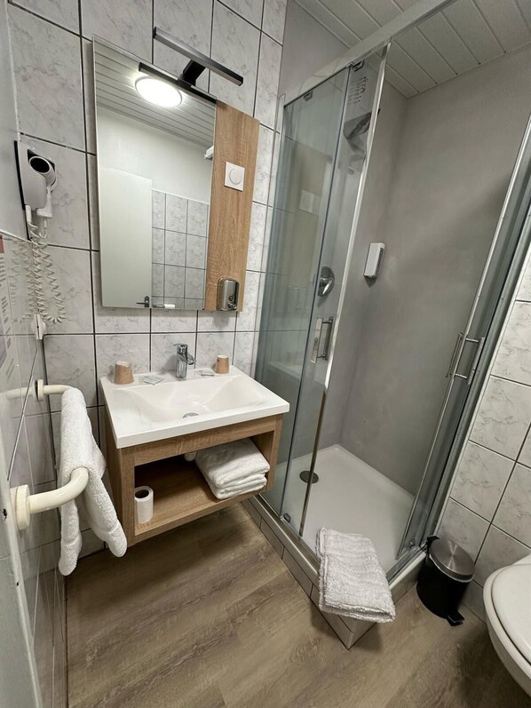 Shower, hair dryer, towels, soap - NOROTEL (Brumath)