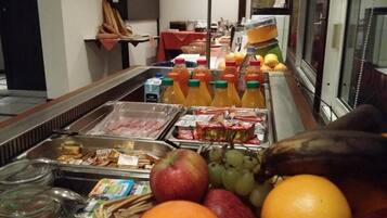 Petit déjeuner buffet (8.50 EUR par personne)