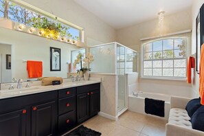 Shower, jetted bath, hair dryer, towels - Superior Luxury 5br/3ba Golf Course Villa South Facing Private Pool & Spa (Davenport)