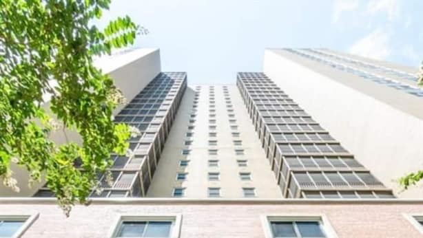 La entrada de un edificio con el número 300 y el nombre "PEACHTREE TOURS" sobre la puerta.
