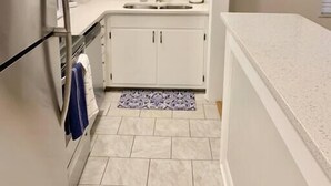 Cafetera y tetera, refrigerador, microondas y horno 