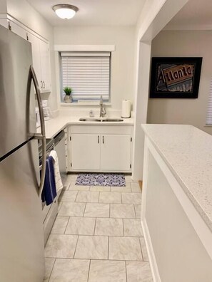 Fridge, microwave, oven, stovetop - 7N - 1BD 1BA Downtown Atlanta Hotel District! (Atlanta)