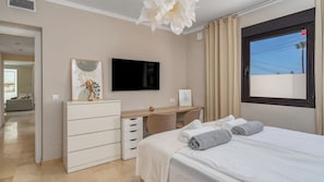 3 habitaciones, escritorio y tabla de planchar con plancha 