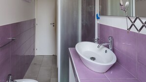 Comfort Apartment | Bathroom - Alessia's Flat- Breno  (Milan)