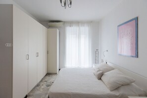 1 habitación, cortinas blackout y tabla de planchar con plancha 