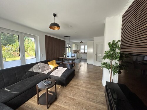 Exklusive Ferienwohnung bei Berlin, bis 5 Gäste, Große Terrasse, Garten