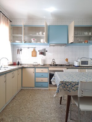 Cookware/dishes/utensils, dining tables - Villa Maria @ Apartment 150 m del mar. La piscina (Calpe)