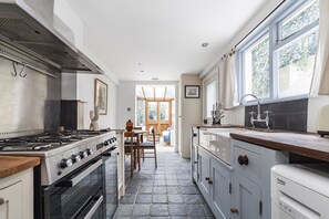 Frigorifero, microonde, forno, bollitore elettrico