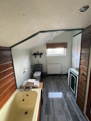 Apartment | Bilik Mandi | Tab mandi rendaman dalam, pengering rambut, tuala disediakan