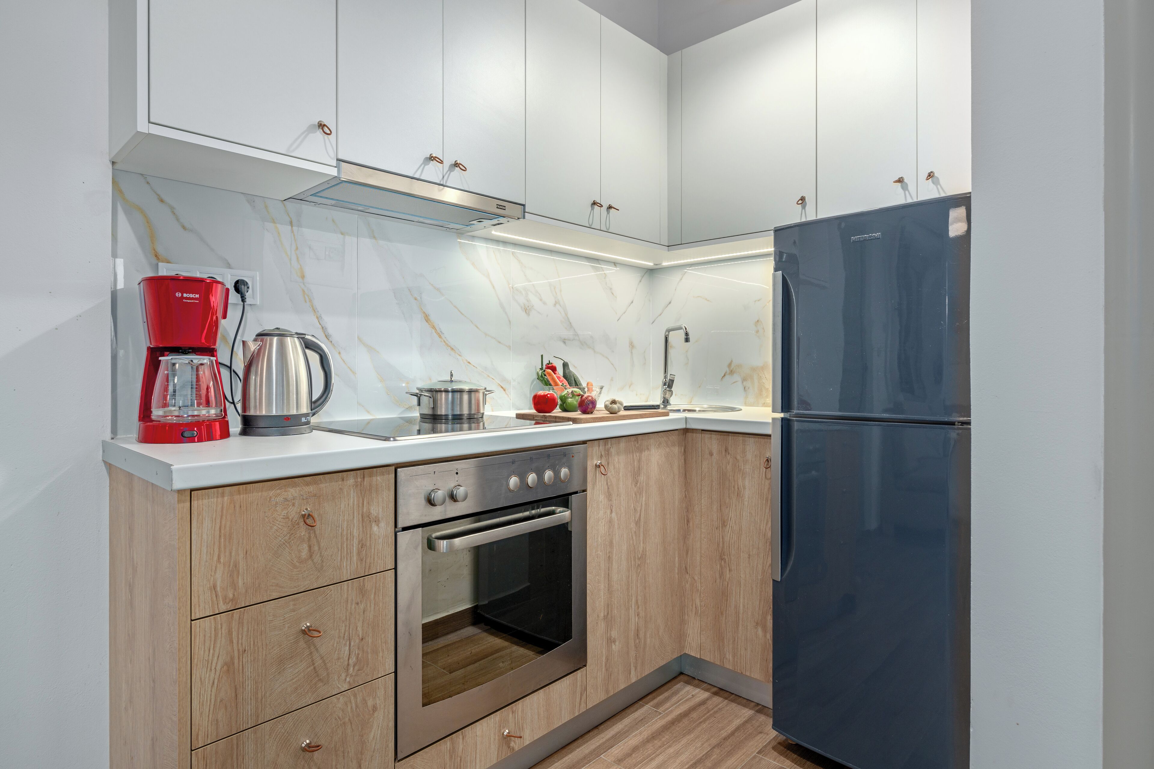 Jääkaappi, uuni, liesi, kahvin-/teenkeitin