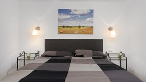 2 bedrooms, iron/ironing board, free WiFi, bed sheets