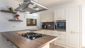 Fridge, microwave, oven, dishwasher - Beautiful Villa Casa Noemi with pool in Porec (Baderna)