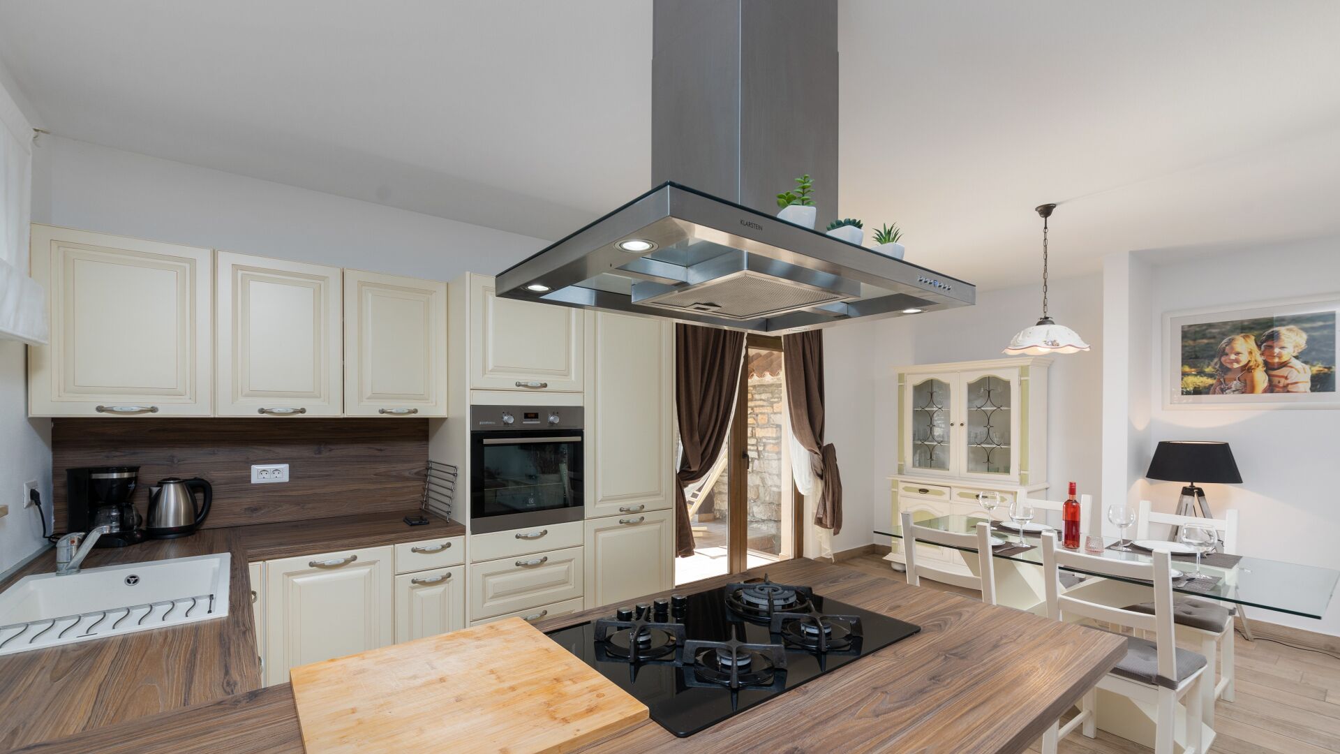 Réfrigérateur, four à micro-ondes, un four, lave-vaisselle