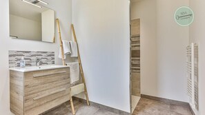 Chuveiro, secador de cabelo, toalhas de banho 