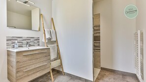 Douche, sèche-cheveux, serviettes fournies