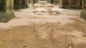 A corridor with stone arches and columns, leading to a distant end. - B&B Angelica - Blue (Bacoli)