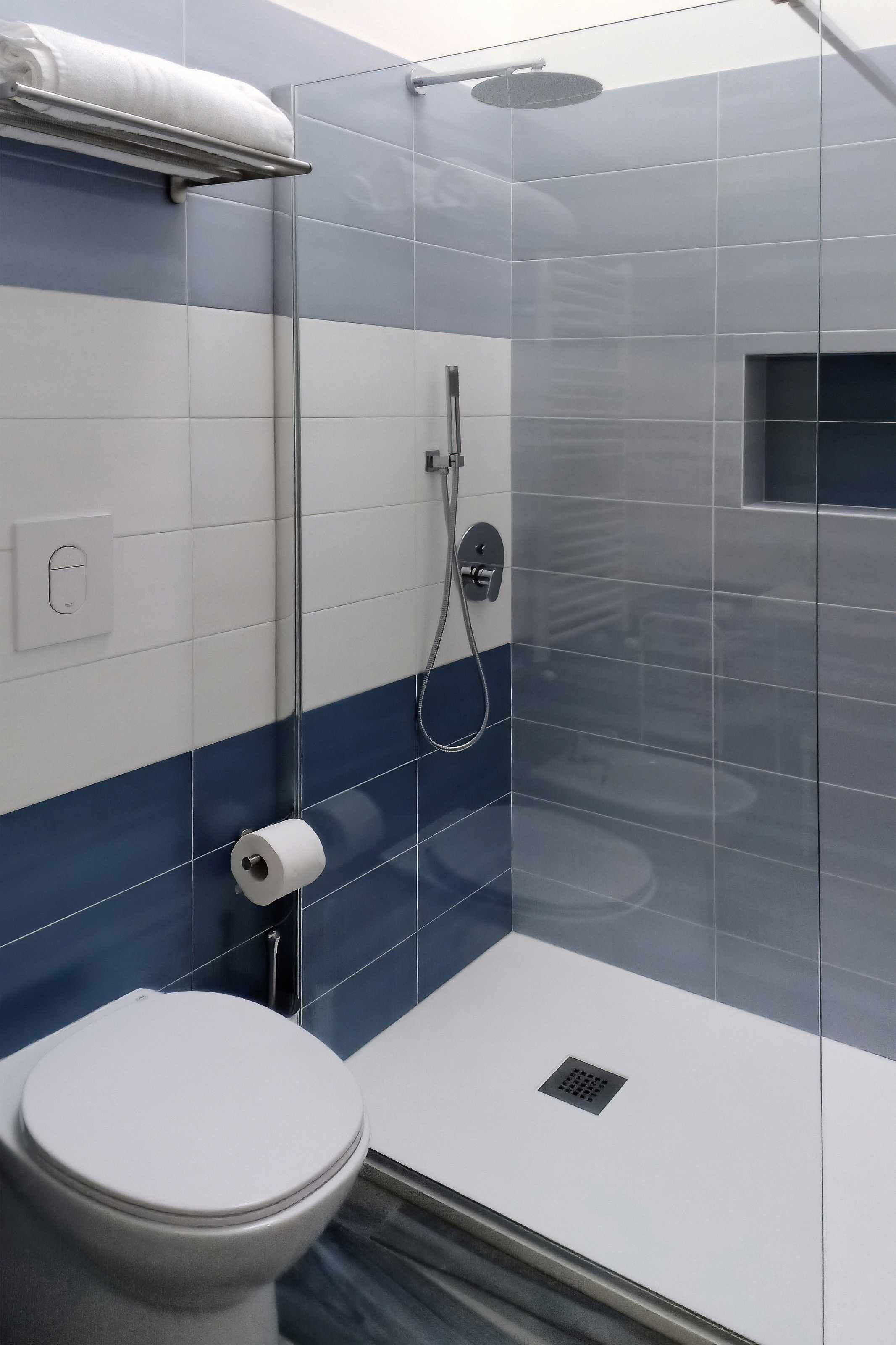 Un bagno moderno con doccia, wc e portasciugamani.