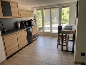 Kühlschrank, Mikrowelle, Ofen, Herdplatte
