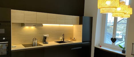 Réfrigérateur, four à micro-ondes, un four, surface de cuisson