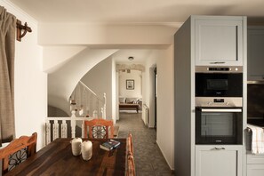 Mikrobølgeovn, oppvaskmaskin, kaffetrakter/tekoker og kjøkkenutstyr