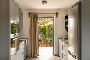 Mikrobølgeovn, oppvaskmaskin, kaffetrakter/tekoker og kjøkkenutstyr