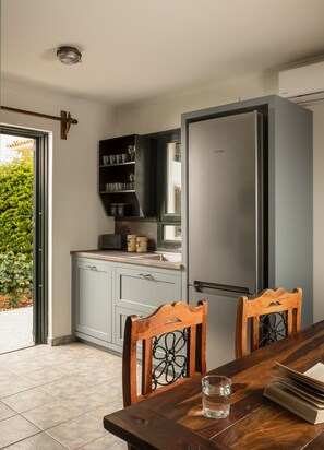 Microwave, dishwasher, coffee/tea maker, cookware/dishes/utensils - Villa Dionysus (Kefalonia)