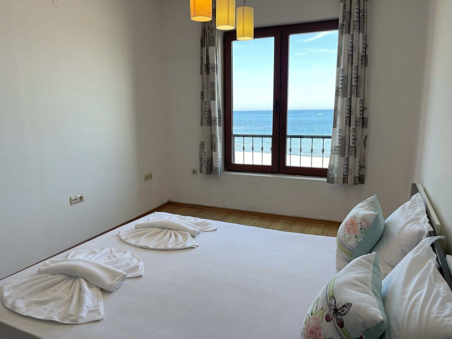 1 dormitori i roba de llit 