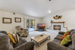 House, 4 Bedrooms | Living area
