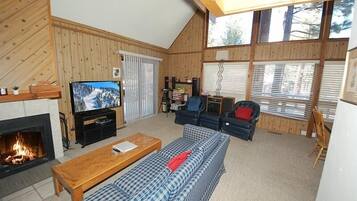 Cabin, 3 phòng ngủ | Khu phòng khách | Dịch vụ stream