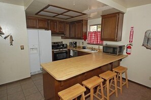 House, 3 Bedrooms | Private kitchen - 1987 Cherokee St. 3 Bedroom Home by RedAwning (South Lake Tahoe)