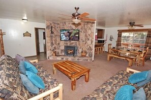 House, 3 Bedrooms | Living area - 1987 Cherokee St. 3 Bedroom Home by RedAwning (South Lake Tahoe)